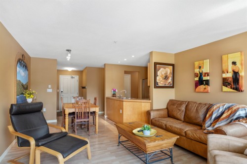 209-8080 Nicklaus North Boulevard, Whistler, BC - Indoor Photo Showing Living Room