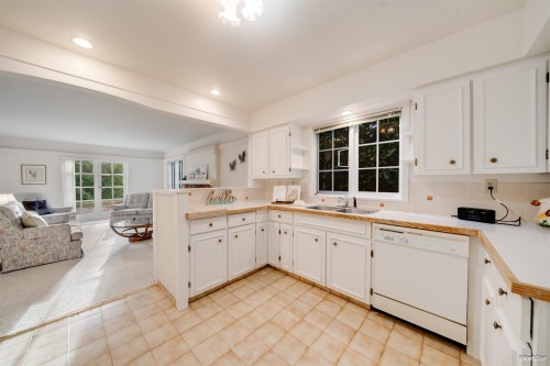 5384 Kew Cliff Road, West Vancouver, BC - Indoor Photo Showing Kitchen With Double Sink