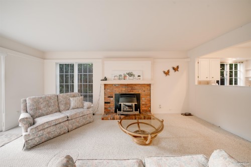 5384 Kew Cliff Road, West Vancouver, BC - Indoor Photo Showing Living Room With Fireplace