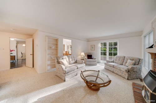 5384 Kew Cliff Road, West Vancouver, BC - Indoor Photo Showing Living Room With Fireplace