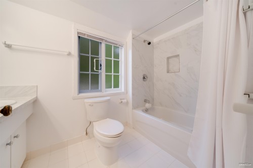 5384 Kew Cliff Road, West Vancouver, BC - Indoor Photo Showing Bathroom