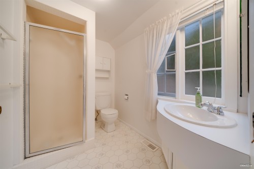 5384 Kew Cliff Road, West Vancouver, BC - Indoor Photo Showing Bathroom