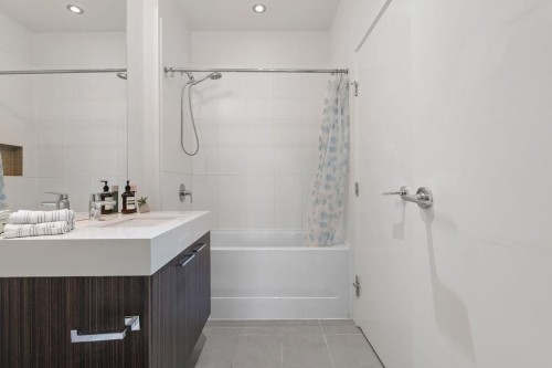 408-555 Foster Avenue, Coquitlam, BC - Indoor Photo Showing Bathroom