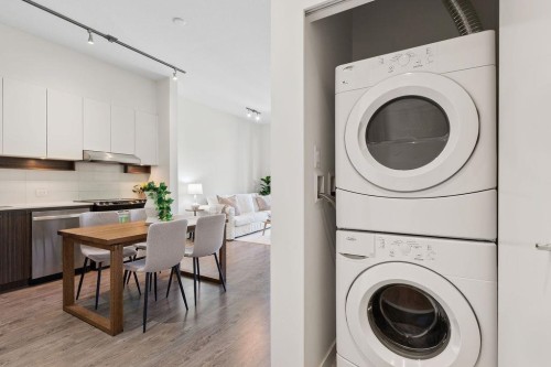 408-555 Foster Avenue, Coquitlam, BC - Indoor Photo Showing Laundry Room