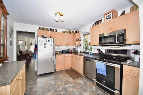 1572 Larchberry Way, Gibsons, BC - Indoor Photo Showing Kitchen