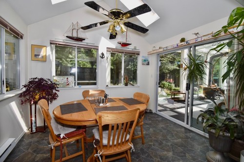 1572 Larchberry Way, Gibsons, BC - Indoor Photo Showing Dining Room