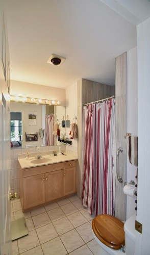 1572 Larchberry Way, Gibsons, BC - Indoor Photo Showing Bathroom