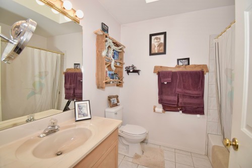 1572 Larchberry Way, Gibsons, BC - Indoor Photo Showing Bathroom
