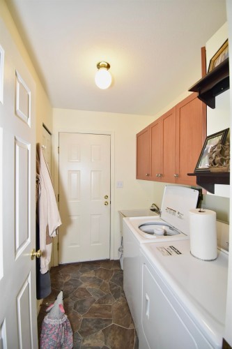 1572 Larchberry Way, Gibsons, BC - Indoor Photo Showing Kitchen