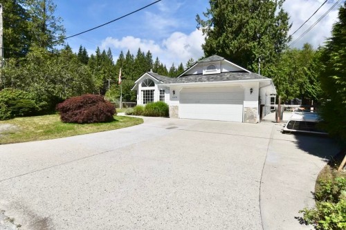 1572 Larchberry Way, Gibsons, BC - Outdoor