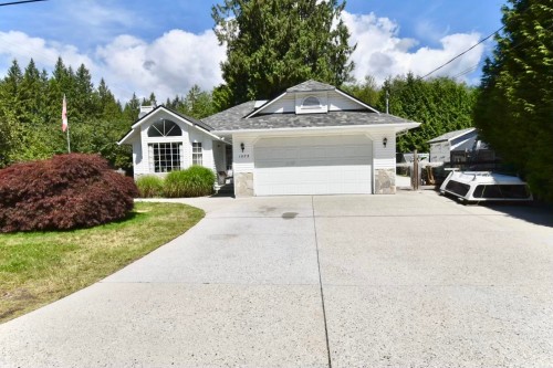 1572 Larchberry Way, Gibsons, BC - Outdoor