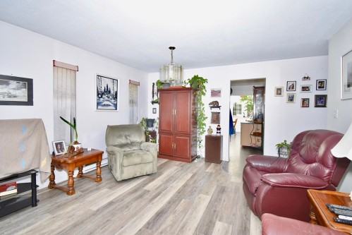 1572 Larchberry Way, Gibsons, BC - Indoor Photo Showing Living Room