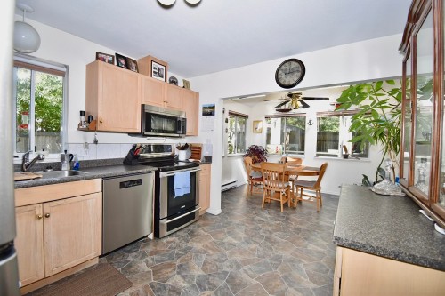 1572 Larchberry Way, Gibsons, BC - Indoor Photo Showing Kitchen
