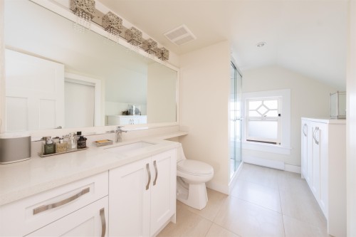 408 Eighth Street, New Westminster, BC - Indoor Photo Showing Bathroom