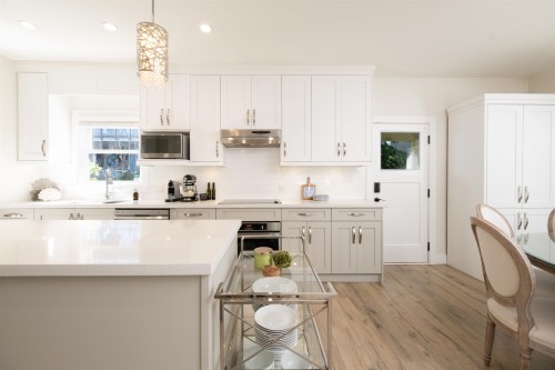408 Eighth Street, New Westminster, BC - Indoor Photo Showing Kitchen With Upgraded Kitchen