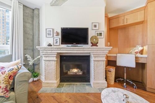 512-1216 Homer Street, Vancouver, BC - Indoor Photo Showing Living Room With Fireplace