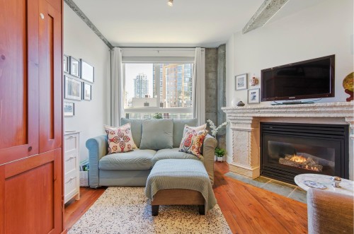 512-1216 Homer Street, Vancouver, BC - Indoor Photo Showing Living Room With Fireplace
