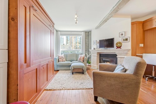 512-1216 Homer Street, Vancouver, BC - Indoor Photo Showing Living Room With Fireplace