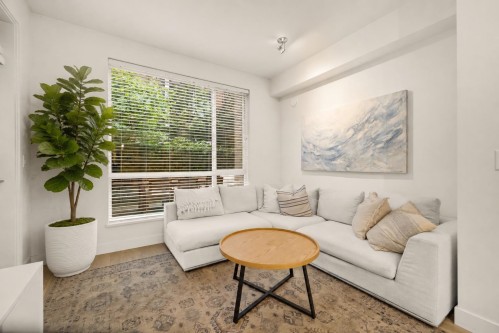 103-719 3Rd Street W, North Vancouver, BC - Indoor Photo Showing Living Room