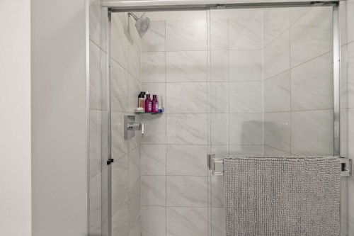103-719 3Rd Street W, North Vancouver, BC - Indoor Photo Showing Bathroom