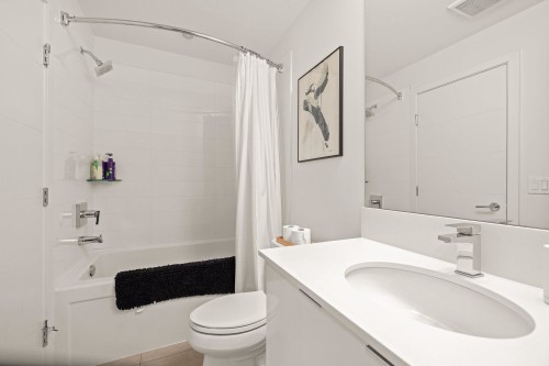 103-719 3Rd Street W, North Vancouver, BC - Indoor Photo Showing Bathroom