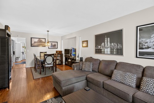 A-20736 River Road, Maple Ridge, BC - Indoor Photo Showing Living Room