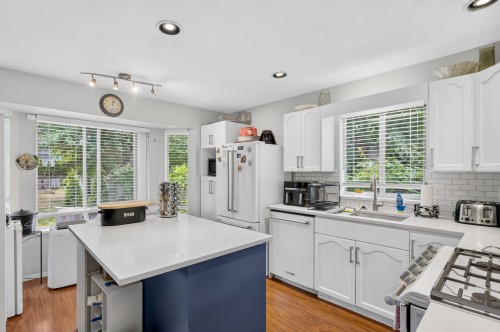 A-20736 River Road, Maple Ridge, BC - Indoor Photo Showing Kitchen
