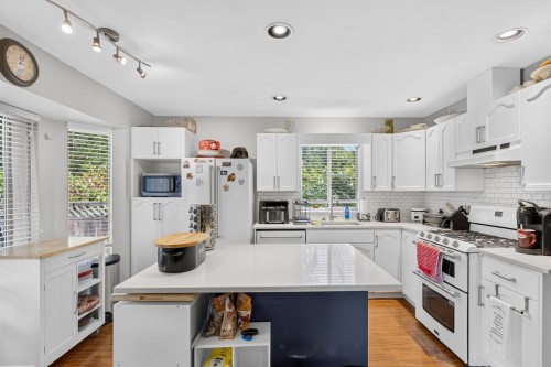 A-20736 River Road, Maple Ridge, BC - Indoor Photo Showing Kitchen