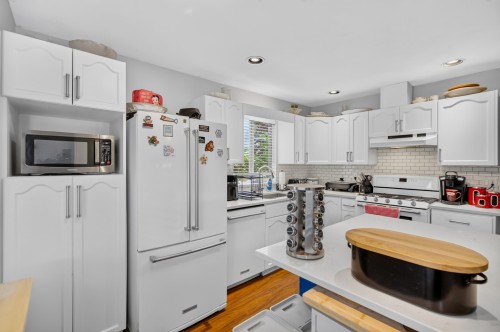 A-20736 River Road, Maple Ridge, BC - Indoor Photo Showing Kitchen