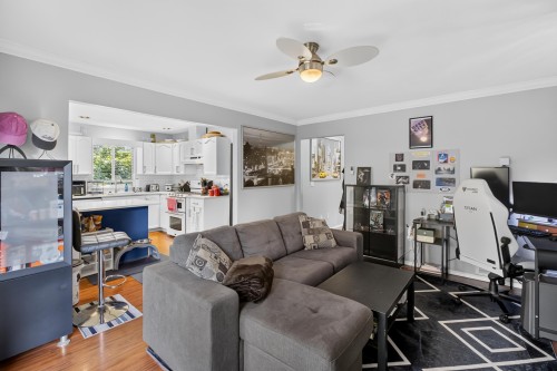 A-20736 River Road, Maple Ridge, BC - Indoor Photo Showing Living Room