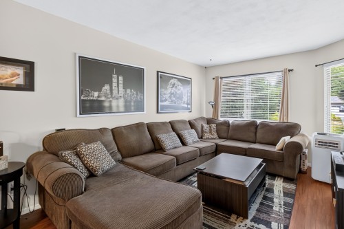A-20736 River Road, Maple Ridge, BC - Indoor Photo Showing Living Room