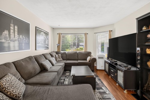 A-20736 River Road, Maple Ridge, BC - Indoor Photo Showing Living Room