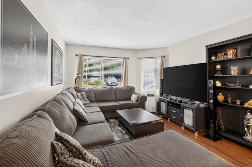 A-20736 River Road, Maple Ridge, BC - Indoor Photo Showing Living Room