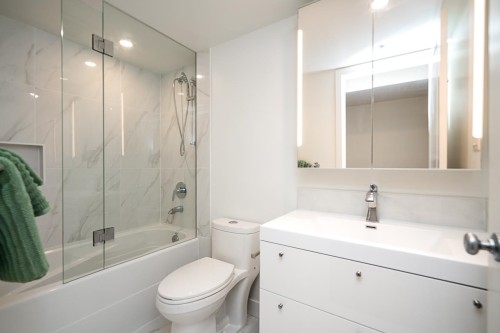 1261 Richards Street, Vancouver, BC - Indoor Photo Showing Bathroom