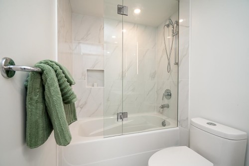 1261 Richards Street, Vancouver, BC - Indoor Photo Showing Bathroom