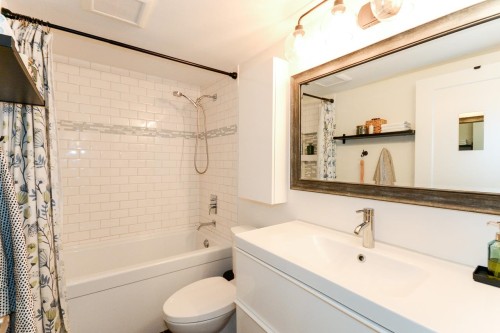 104-12639 No. 2 Road, Richmond, BC - Indoor Photo Showing Bathroom