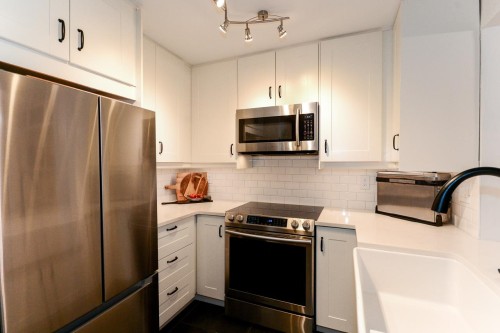 104-12639 No. 2 Road, Richmond, BC - Indoor Photo Showing Kitchen
