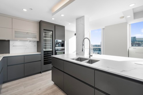 18A-199 Drake Street, Vancouver, BC - Indoor Photo Showing Kitchen With Double Sink With Upgraded Kitchen