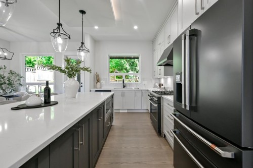 1527 Dayton Street, Coquitlam, BC - Indoor Photo Showing Kitchen With Upgraded Kitchen