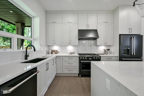 1527 Dayton Street, Coquitlam, BC - Indoor Photo Showing Kitchen With Upgraded Kitchen