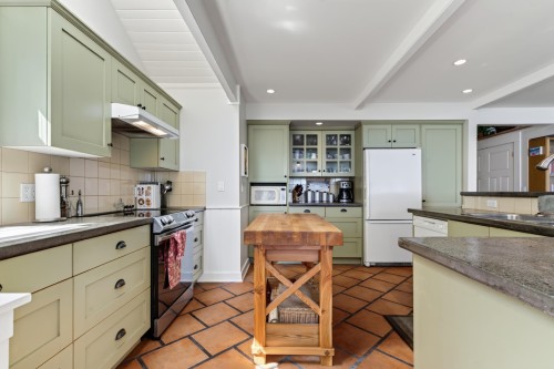 105 Island Park Drive, Galiano Island, BC - Indoor Photo Showing Kitchen