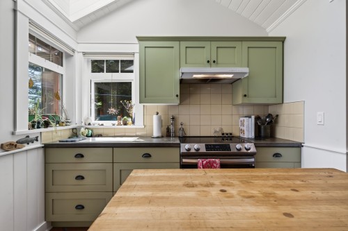 105 Island Park Drive, Galiano Island, BC - Indoor Photo Showing Kitchen
