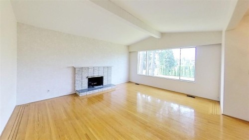 1230 Malvern Place, Delta, BC - Indoor Photo Showing Living Room With Fireplace