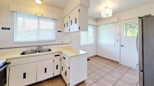 1230 Malvern Place, Delta, BC - Indoor Photo Showing Kitchen With Double Sink