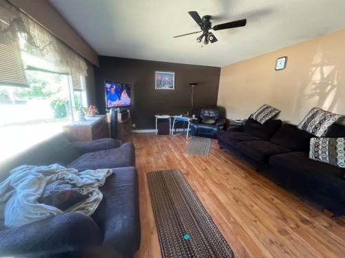 21584 122Nd Avenue, Maple Ridge, BC - Indoor Photo Showing Living Room