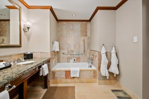 518-4591 Blackcomb Way, Whistler, BC - Indoor Photo Showing Bathroom