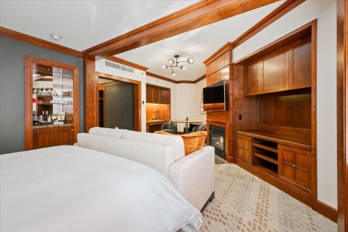 518-4591 Blackcomb Way, Whistler, BC - Indoor Photo Showing Bedroom