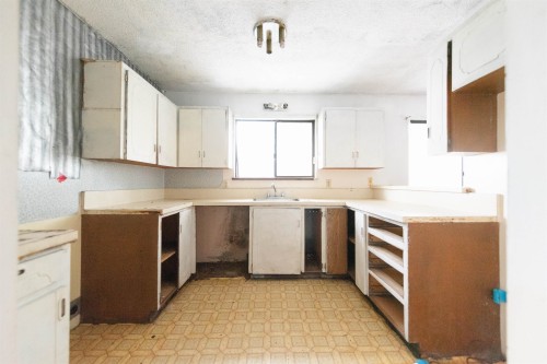 12928 Jesse Road, Madeira Park, BC - Indoor Photo Showing Kitchen