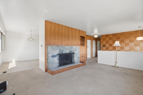 1768 Ottawa Place, West Vancouver, BC - Indoor Photo Showing Living Room With Fireplace
