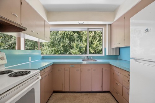 1768 Ottawa Place, West Vancouver, BC - Indoor Photo Showing Kitchen